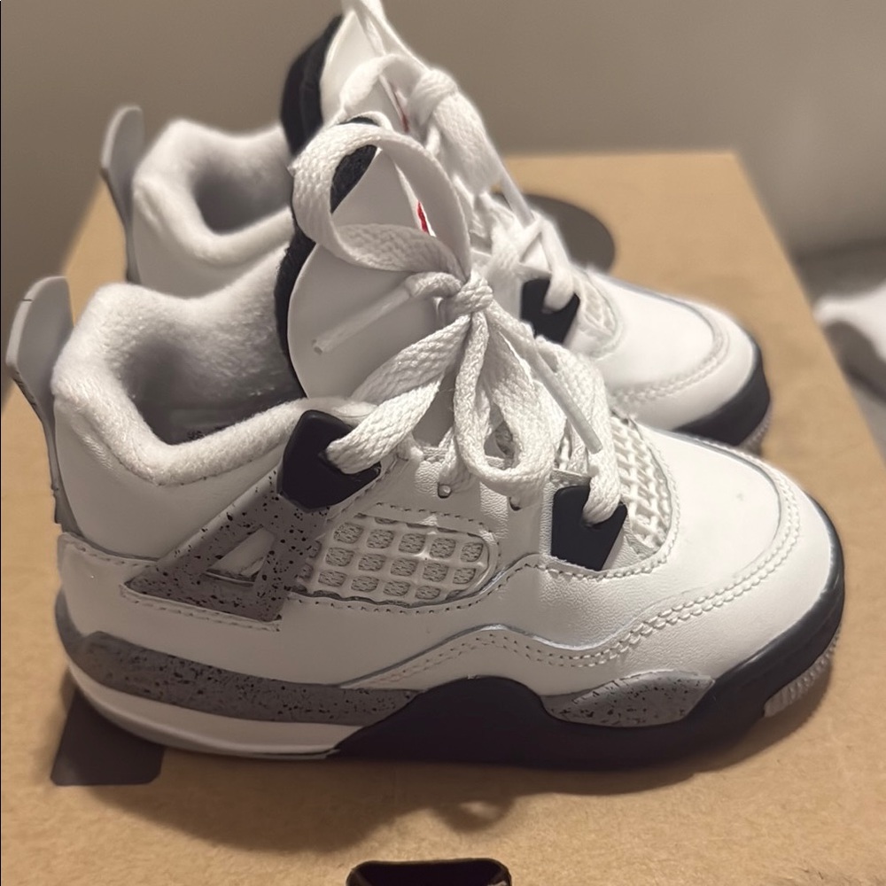 Air Jordan Retro 4 Sneakers
